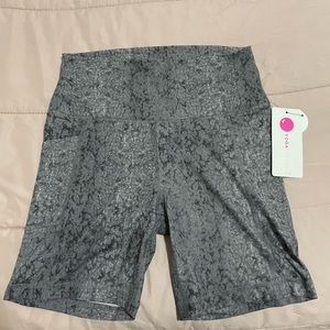 S YOGALICIOUS GRAY FLORAL SIDE POCKETS ANKLE LEGGINGS SEKY SEALSKIN LOOK YOGA